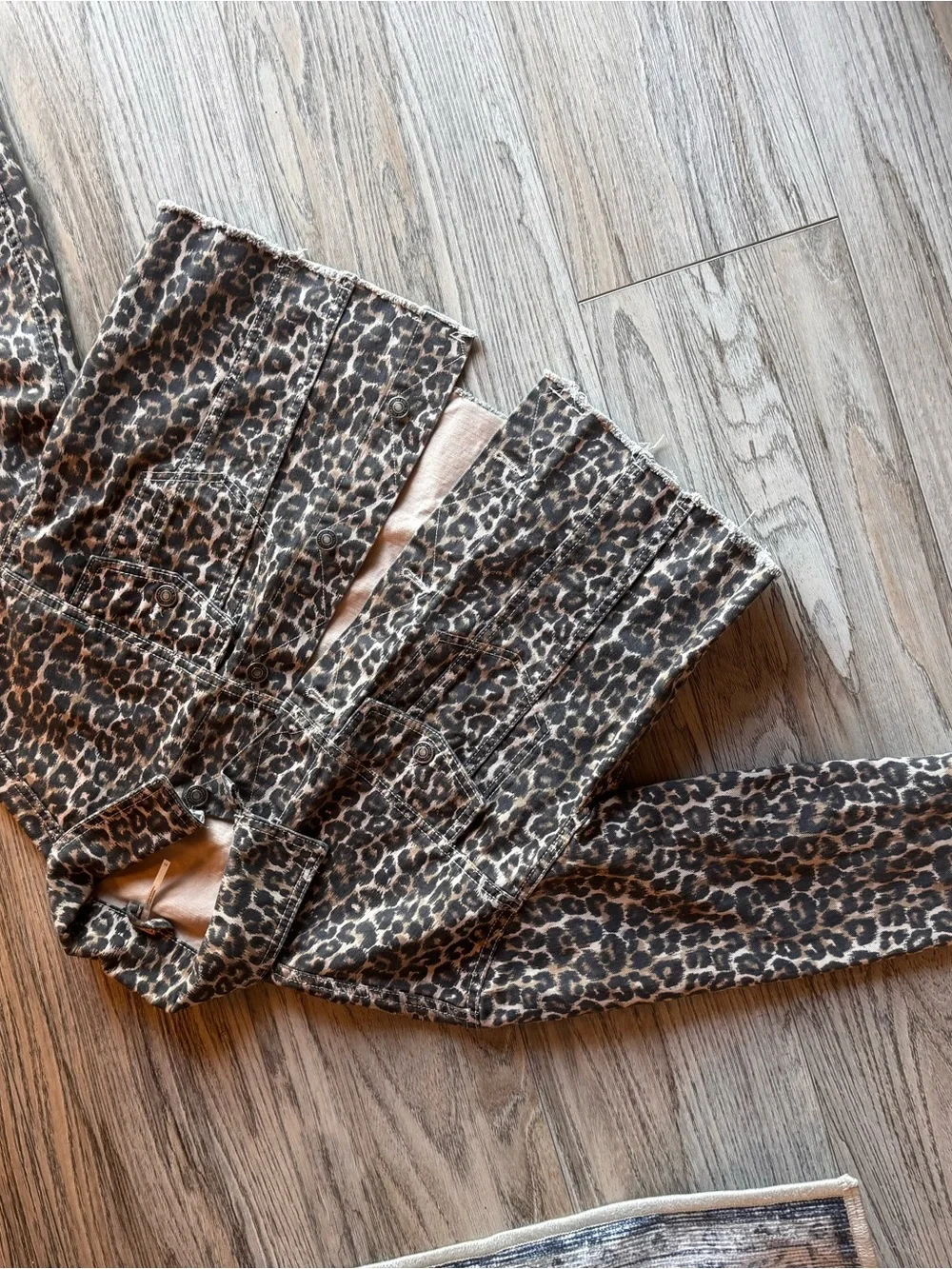 Free People Leopard Print Cropped Denim Jacket XS Raw Hem Animal Print - Picture 6 of 6